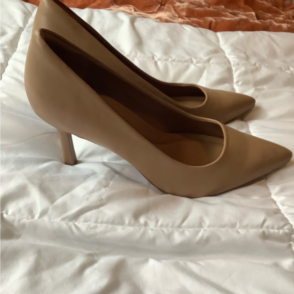 Nordstrom Rack Leather Pump Heels with Pointed Toe - Picture 2 of 4